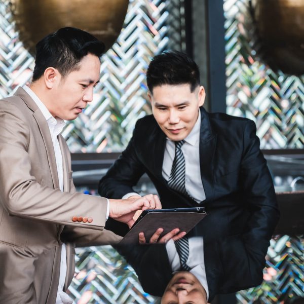 chinese-asian-business-discussion-business-partne-2022-12-16-02-14-50-utc